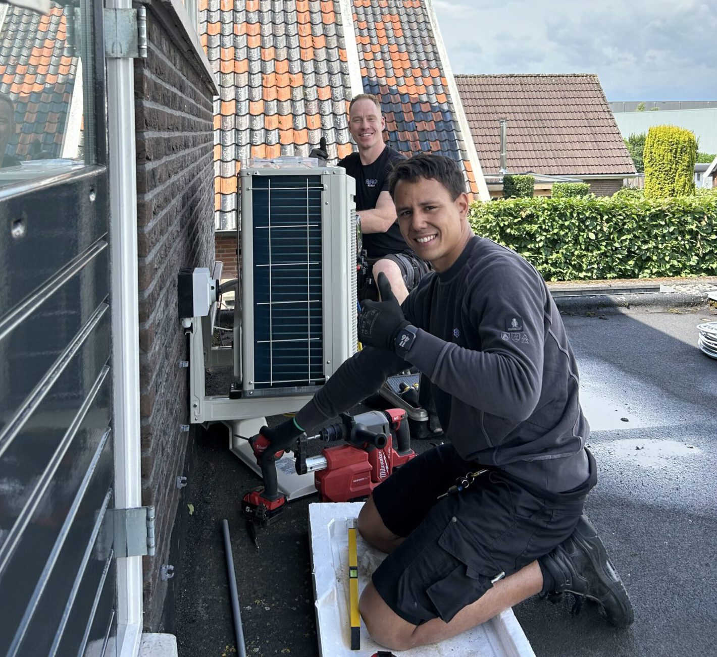 Airco installatie Doetinchem - monteurs van Airco Gelderland bij een buitenunit